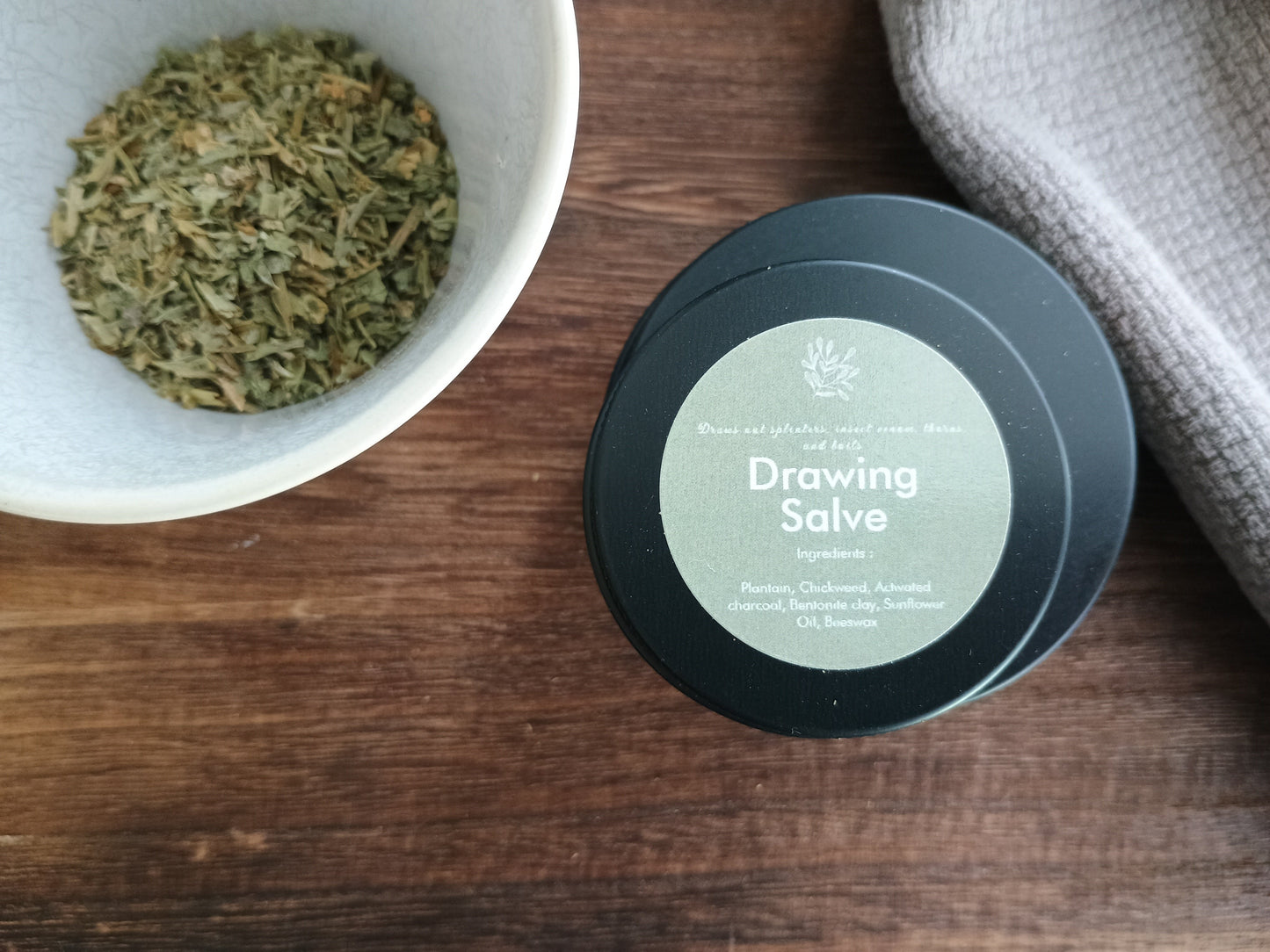 helps to draw splinters and foreign object out of the skin
